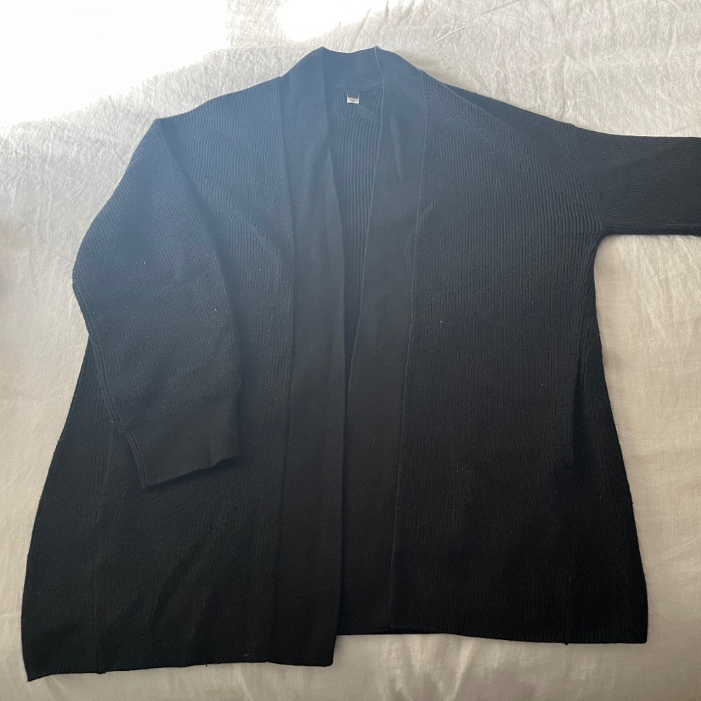 Athleta Women's wool blend, long-sleeved sweater with pockets. Size 6 (M)